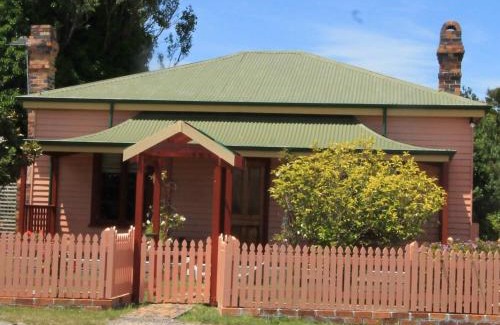 Strahan House | Kerrellie Cottages 2, 4 & 8 Reid Street