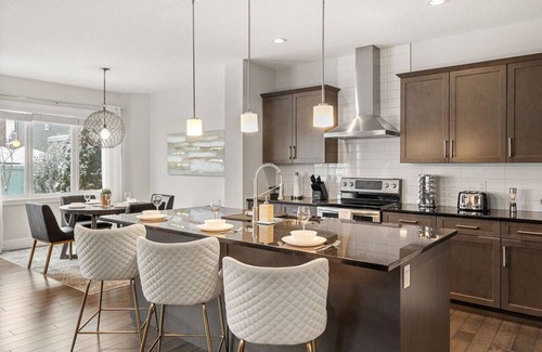 Southwest Edmonton House | Keswick Luxury Home King Bed 2 Living Rooms