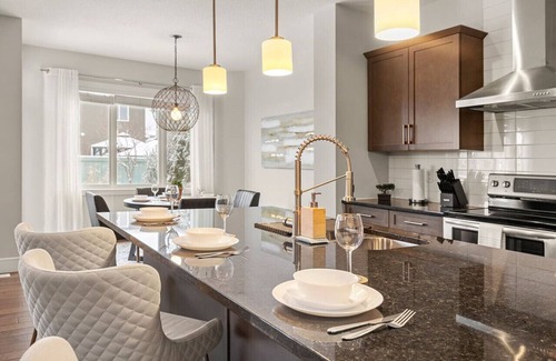 Southwest Edmonton House | Keswick Luxury Home King Bed 2 Living Rooms