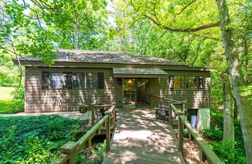 East Troy Cottage | Kettle 2BR Cabin on 15 lush acres w pool and lake