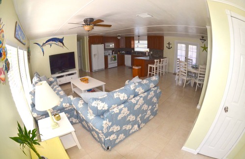Key Largo House | Key Largo Home with Fenced Yard, Large Deck and Hot Tub