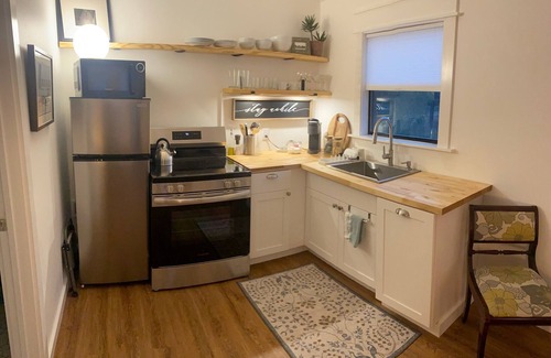 Austin Cottage | Kick back and relax in this calm, stylish place located in a quiet rural area