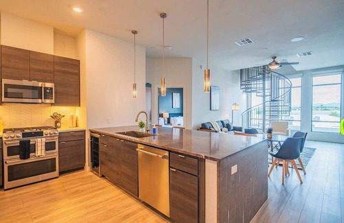 North Scottsdale Apartment | Kierland Commons Stay | Golf, Pool, Gym, W/D