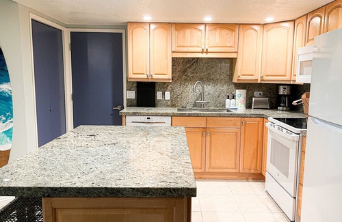 Kihei Condo | Kihei condo at Kam II Beach. Perfect for 2-4: pool, BBQ, full kitchen, laundry