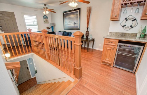 Galveston House | Kiki-2: WALK to the BEACH and Pleasure Pier!, Short Walk to Beach and Pleasure Pier!