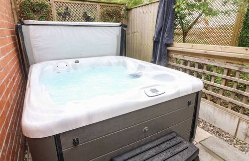 Poulton-le-Fylde Cottage | KILMORY LODGE, family friendly, with hot tub in Poulton-Le-Fylde