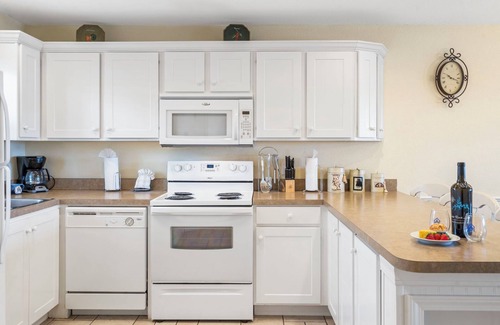 Kimberling City Condo | Kimberling City Condo w Lake Access-Free Attraction Tickets-Cmty Outdoor Pool-Mini Golf