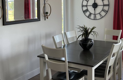 Madison Apartment | King | 2 Bed w/ Den | W/D | Family & Pet Friendly