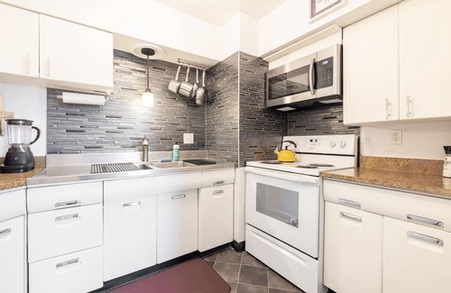 Fairview Park Apartment | King and Queen memory foam beds Near the Valley! | Georgtown Villas