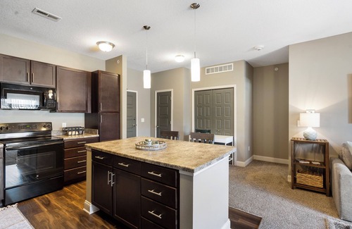 West Des Moines Apartment | King and Queen Ground Floor End Unit w/Garage/Pool/Gym