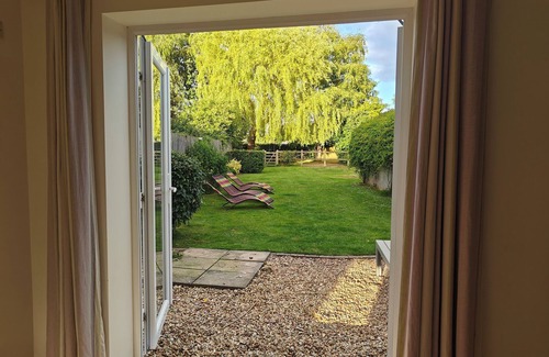 South Cadbury House | King Arthur’s Rest- Charming Eco Home, Garden & Hot Tub. Sleeps 10. Pet friendly