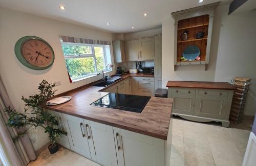 South Cadbury House | King Arthur's Rest House, Hot Tub & Garden Sleeps 10