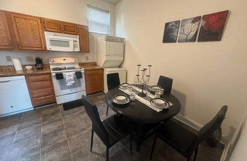 Downtown Greensboro House | King bdrm in brilliant downtown Greensboro-few min, walk to food & entertainment