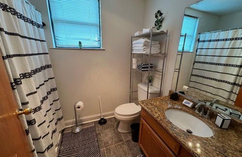 Downtown Greensboro House | King bdrm in brilliant downtown Greensboro-few min, walk to food & entertainment