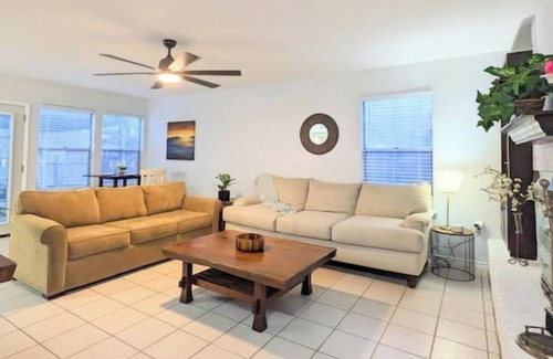 Franklin Park House | KING BED-4 BR-Close to everything-A Lot of Space!