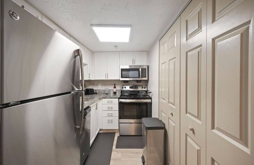 Smyrna Apartment | King Bed, 5 min walk Truist Park | The Battery