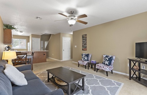 Manhattan House | King Bed and Walkout Deck KSMANE1212
