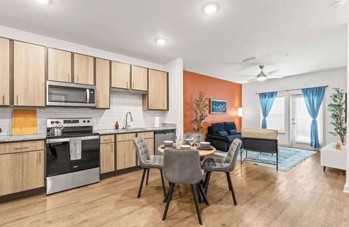 Bay Lake Apartment | King Bed Apt Close to Disney w Amenities Dog Park