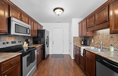 Clarksville House | King bed * Close to I-24 * 10 miles to Ft Campbell