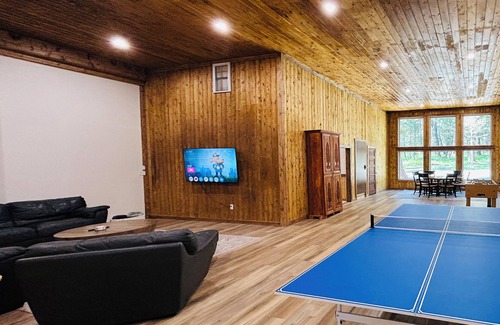 Island Park Cabin | King Bed Comfort, Kids's Playroom, Large Second Family Room and THREE BATHROOMS!