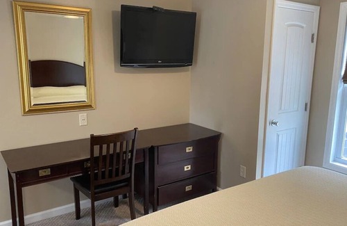 Watkins Glen Cottage | King Bed Cottage 1 Bed 1 Bath