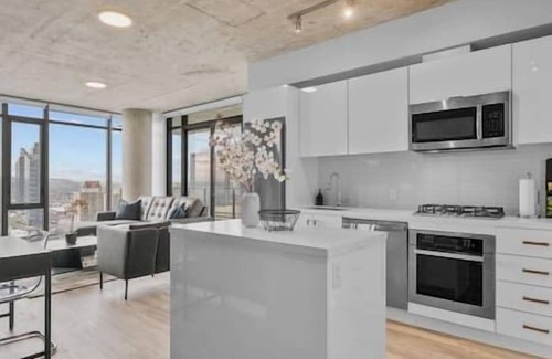Downtown Calgary Apartment | King Bed | DT Views | AC | UG Park | Pool | Gym