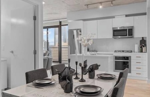 Downtown Calgary Apartment | King Bed | DT Views | AC | UG Park | Pool | Gym