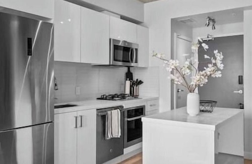 Downtown Calgary Apartment | King Bed | DT Views | AC | UG Park | Pool | Gym