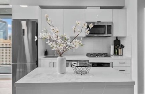 Downtown Calgary Apartment | King Bed | DT Views | AC | UG Park | Pool | Gym
