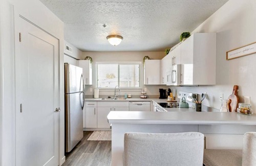 Lakeview Condo | King Bed, Family Friendly, Mountain Views, Minutes from UVU & BYU