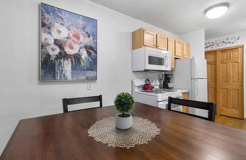 Wauwatosa Apartment | King Bed-FAST WiFi - Near Froedtert - Undrgrd Parking