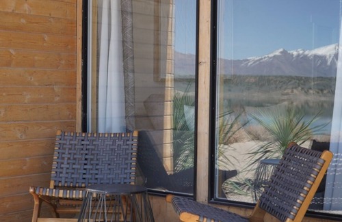 Levan Cabin | King Bed-Firepit-Shade-Chairs-Dark Skies