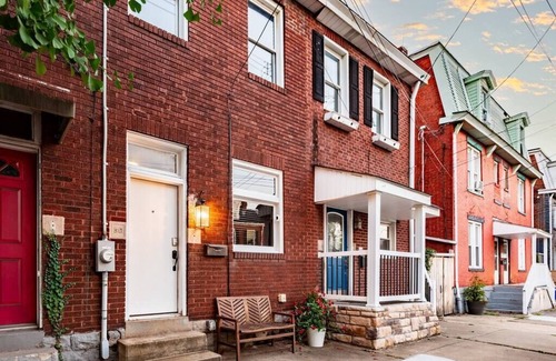 South Side Flats House | King Bed Free Parking Arcade Fire Pit Family