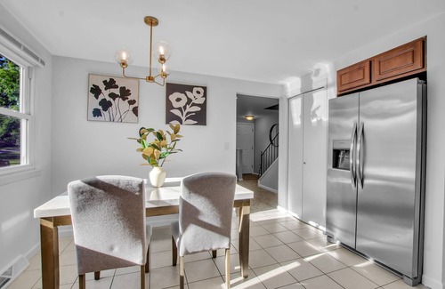 Cheektowaga House | King Bed, Fresh & Clean. 3 Bed 1.5 Bath, Extended Stay.
