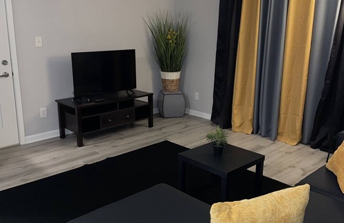 Beavercreek Apartment | King Bed. Funny Bone, Fraze, WPAFB, museum Adventure Reef. Fun get away!
