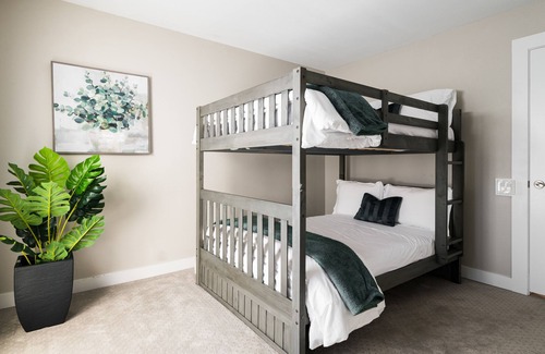 Paradise Valley Village House | King Bed | Heated Pool |Chefs Kitchen |4BD