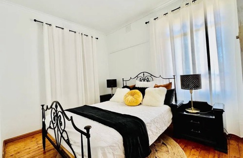 Ashwood House | King bed house in Central location to everywhere