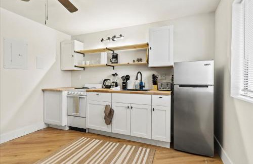 Huntsville Apartment | King Bed Modern Studio Apartment