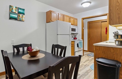 Wauwatosa Apartment | King Bed - Near Froedtert - FAST WiFi