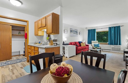 Wauwatosa Apartment | King Bed - Near Froedtert - FAST WiFi