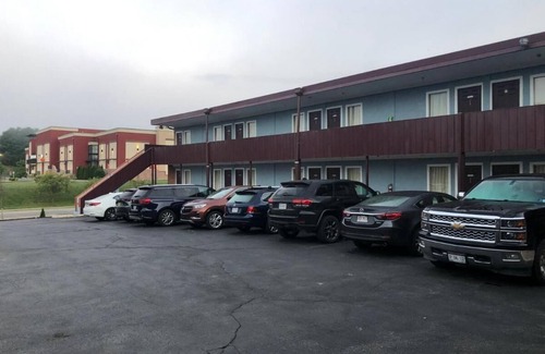 Grissom - Highland Hotel | King Bed Non SmokingaKing Bed Non Smoking, Red Carpet Inn, Complimentary Parking, Close to Downtown