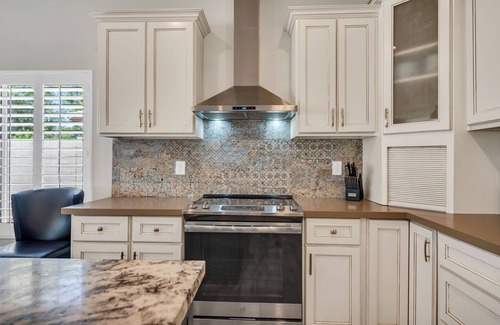 Palm Valley House | KING Bed ~ Palm Valley Golf Course ~ Heated Pool ~ Hot Tub ~ Updated Home!