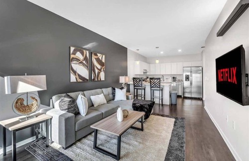 Bentonville Apartment | King Bed & Pool Fitness Center by LCP Collection