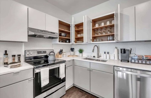 Bentonville Apartment | King Bed & Pool Fitness Center by LCP Collection