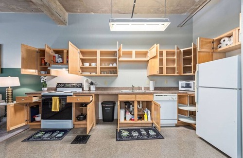 Downtown Kansas City Apartment | King Bed| Power & Light Area | Pool | Free Parking