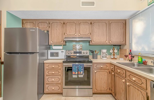 Crescent Beach House | King Bed - Private Deck - Walk To Beach - Arcade - Dogs OK - Baby Gear - Laundry