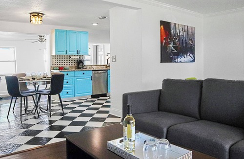 Holiday House | King Bed & Queen Luxury Retro 2/1/1 W/D+Kitchen+Garage+Patio+3 RokuTVs+Workspace