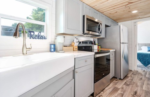 Guntersville Cottage | King Bed Romantic Tiny House + Outdoor Games + Minutes to Lake Guntersville