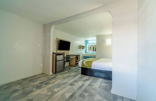 Pleasanton Hotel | King Bed Room Near Wingstop + Free Parking Available