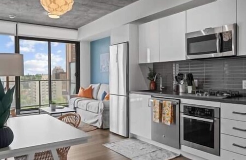 Connaught Apartment | King Bed |Skyline Views | Pool | Gym